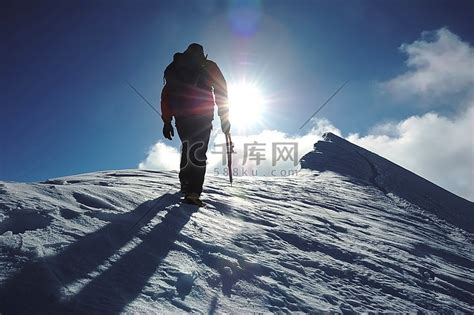 孤独的攀登者到达山顶;lite。西阿尔卑斯山脉,瑞士。高清摄影大图-千库网