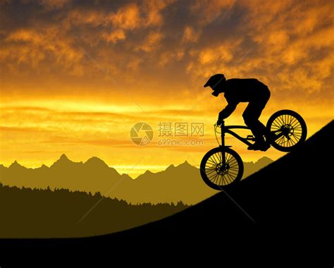 俯冲下坡的自行车车手摄影高清jpg图片免费下载_编号18ghj7lyv_图精灵