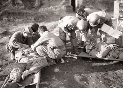 上甘岭战役老照片：战死的美军横七竖八躺在地上，炮弹壳堆积成山|美军|上甘岭战役|炮弹壳_新浪新闻