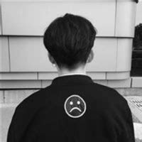 非主流男生黑白背影头像