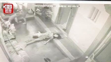 广西大学东校园一男子连砸7辆车 边砸边喊想坐牢-搜狐新闻