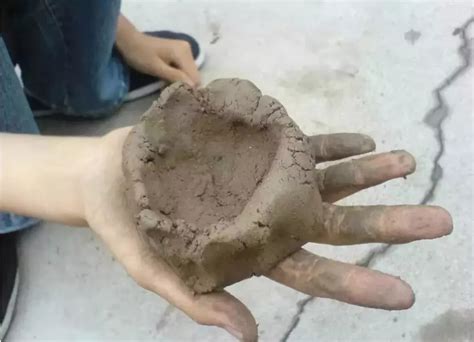 自然教育：你会允许孩子玩泥巴？这对孩子有什么好处吗？_泥土