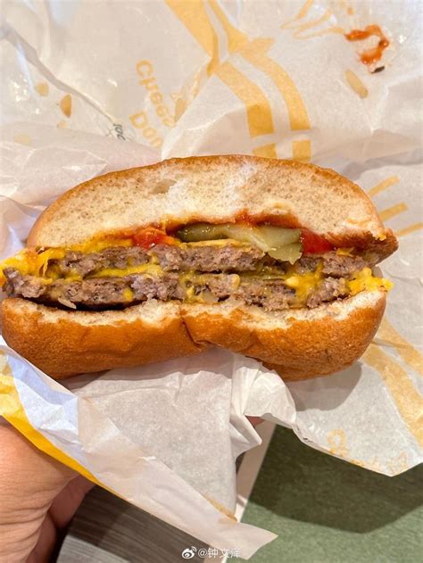 中午追求时间效率和营养的最佳选择：一枚炫酷双层吉士汉堡