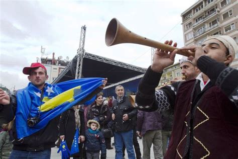 科索沃响起枪声，塞族发起大型抗议，北约要插手，俄罗斯仗义执言|科索沃|塞尔维亚|北约_新浪新闻