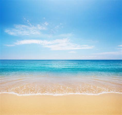 蓝色的大海和金色的沙滩图片_晴天有云的天空下的蓝色的大海和金色的沙滩素材_高清图片_摄影照片_寻图免费打包下载