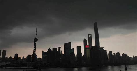 上海暴雨来袭场面壮观！江淮气旋腔势哈浓，局地下冰雹！