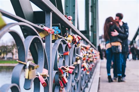 它是欧洲第一座吊桥，德国最浪漫的铁桥之一，时常有人在此亲吻_游客