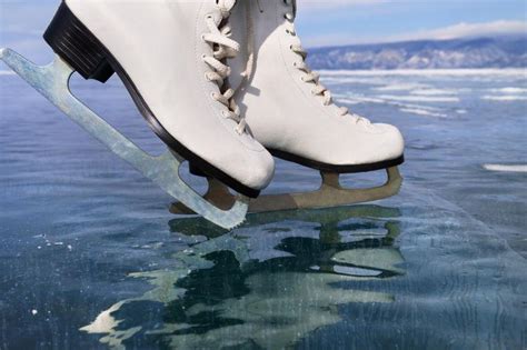 花样溜冰图片-在冰上表演的花样滑冰运动员素材-高清图片-摄影照片-寻图免费打包下载