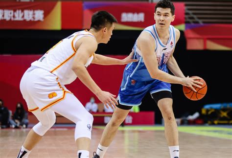 新疆男篮队长可兰白克将加盟上海大鲨鱼_文体人物_新民网