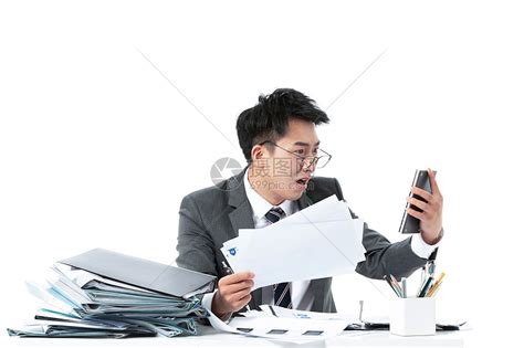 商务男性一边打电话一边工作高清图片下载-正版图片501543375-摄图网