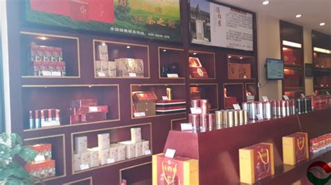 图为滇红集团凤牌滇红茶玉溪专卖店内琳琅满目的凤牌系列产品