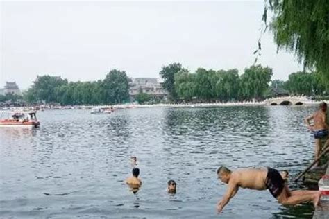 北京野泳困局：无专属泳域致一年十余人溺亡(含视频)_手机新浪网