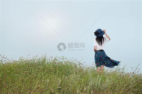 站在山顶看风景的美女高清图片 - 三原图库sytuku.com