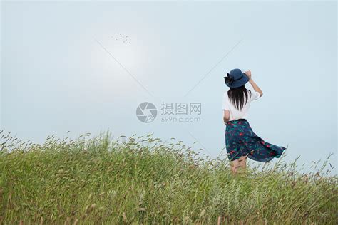 头像甜美女生站在草地上