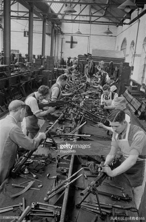 老照片：英国皇家兵工厂的机枪装配线 1939_风闻