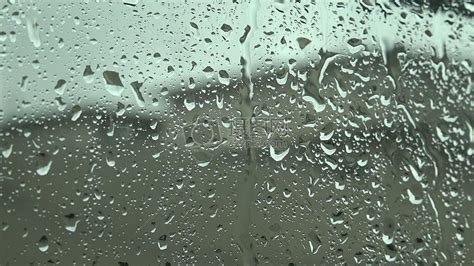 孤独的女人透过窗户看着雨。视频素材_ID:VCG42N1339226033-VCG.COM