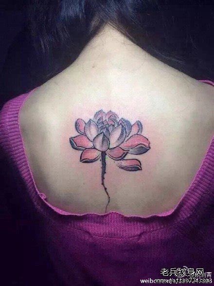 女生后背精美潮流的莲花纹身图案
