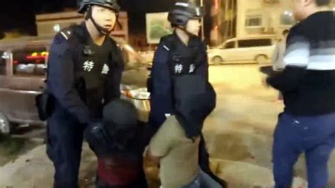 袭警罪正式施行26天，多地公布涉袭警案件案例|界面新闻 · 中国