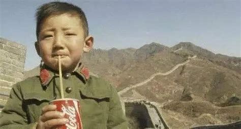 40年前，第一个站在长城上喝可乐的中国小男孩，如今怎么样了？
