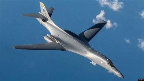 美国军用飞机飞越沙漠高清摄影大图-千库网