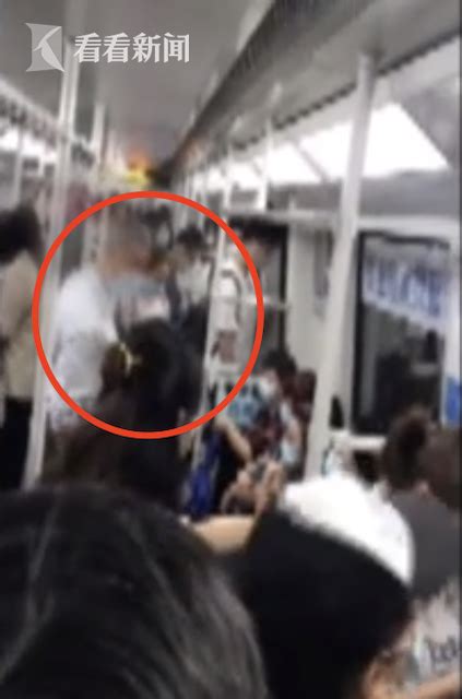 地铁上无人让座，老伯直接坐到女乘客的腿上……_京报网