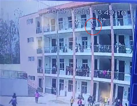 视频: [温州]监拍萧振中学学生跳楼瞬间 上课时突然翻窗跳下_腾讯视频