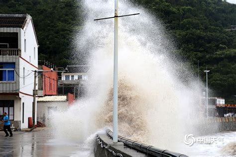 台风“烟花”逼近浙江台州 海水掀巨浪-图片频道