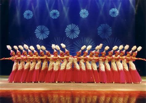 农村歌舞团美女吹唢呐，引来村民围观，太好听了！_腾讯视频