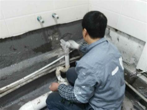 管道修理和维护洗手盆下面的铬吸水管高清图片下载-正版图片506342493-摄图网