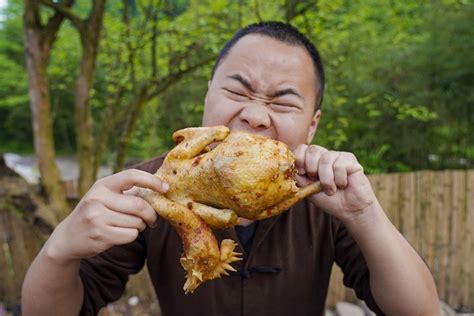 土鸡还能这样吃，整只鸡放蒜上一蒸，出锅直接抱着啃，真爽_凤凰网视频_凤凰网