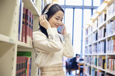 女学生在图书馆听音乐高清图片下载-正版图片501562434-摄图网