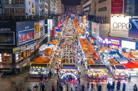 山东青岛：台东步行街夜市人气渐旺-人民图片网