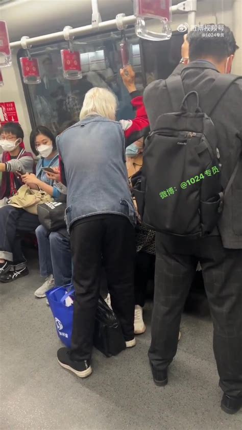 老人地铁内强行拉拽女士要求让座，上海地铁：让座并非强制_围观_澎湃新闻-The Paper