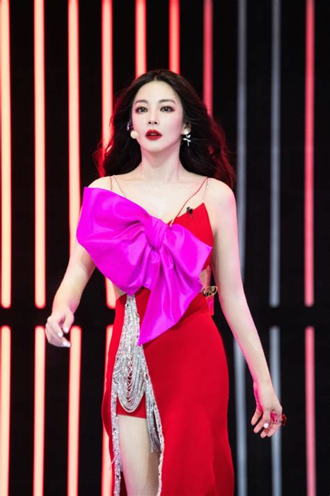 张雨绮在戛纳红毯的第二套3D打印裙造型……__财经头条