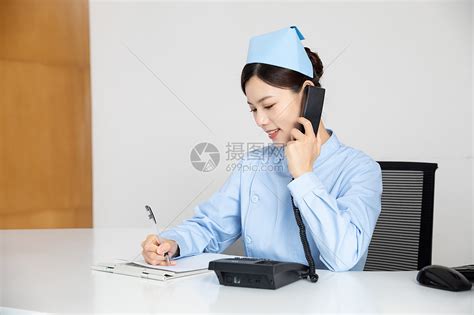 医院前台女护士接电话高清图片下载-正版图片501351210-摄图网