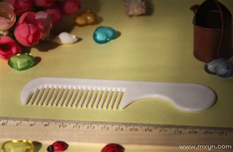 年轻女性使用梳子梳头发元素素材下载-正版素材401901848-摄图网