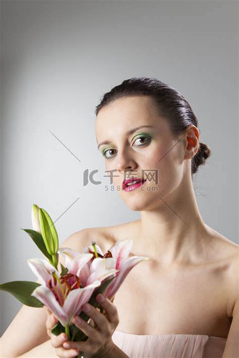 拿着玫瑰花的女人高清图片下载-正版图片502659274-摄图网
