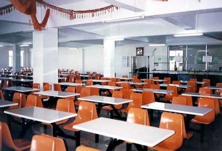 饮食管理科组织学校食堂全体从业人员 进行安全知识教育培训和考试