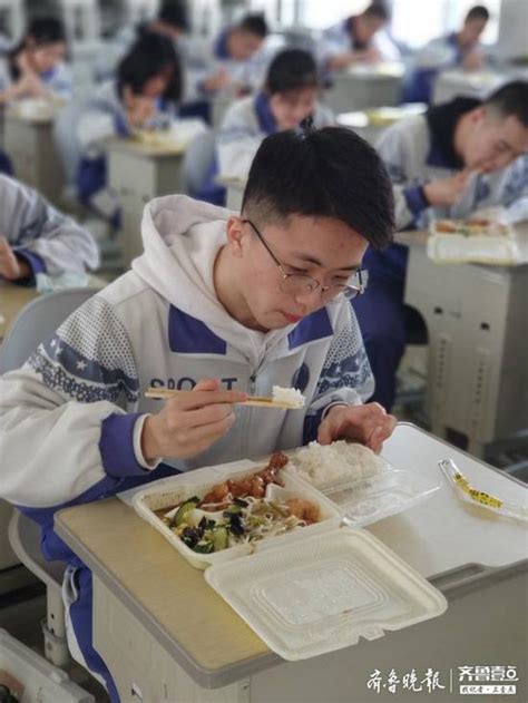 在校用餐有补贴 济南中学学生在教室内用餐_手机新浪网