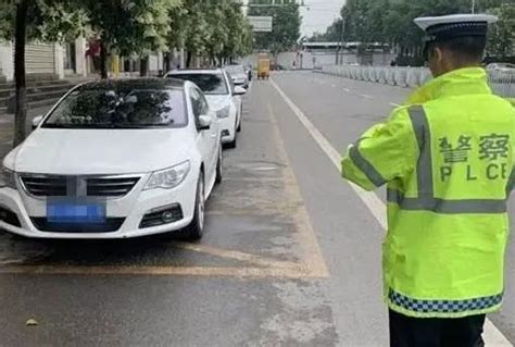 北京：警车违章停车 照贴罚单(组图)-中国长安网