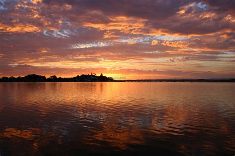 4K实拍夕阳唯美的湖面波光粼粼视频素材mov格式视频下载_正版视频编号165420-摄图网