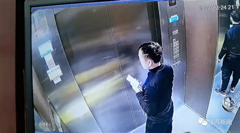 外卖小哥被困电梯20分钟才自救！他在干啥？