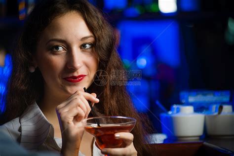 酒吧里的年轻女人成人酒精快乐乐趣夜生活女士咖啡店餐厅派对闲暇高清图片下载-正版图片322004550-摄图网