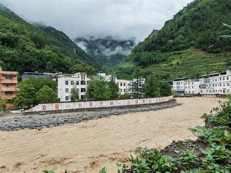 巫山抱龙河沿河两岸部分山体滑坡 当地紧急转移100余名群众 - 重庆日报网