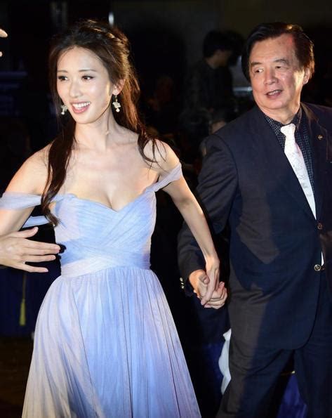 林志玲父女共舞，其父表情为何如此怪异，引得众网友热议