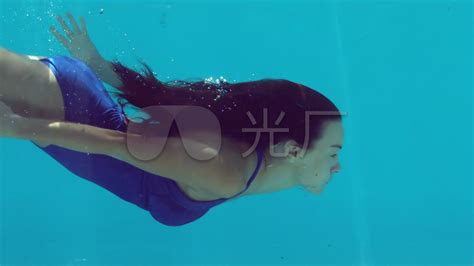 水下游泳的女人高清摄影大图-千库网