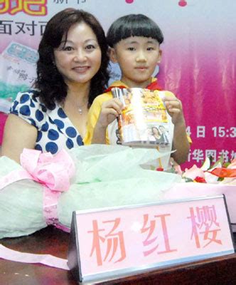 著名儿童文学家杨红樱在恩施、来凤、利川讲座签售并捐赠图书