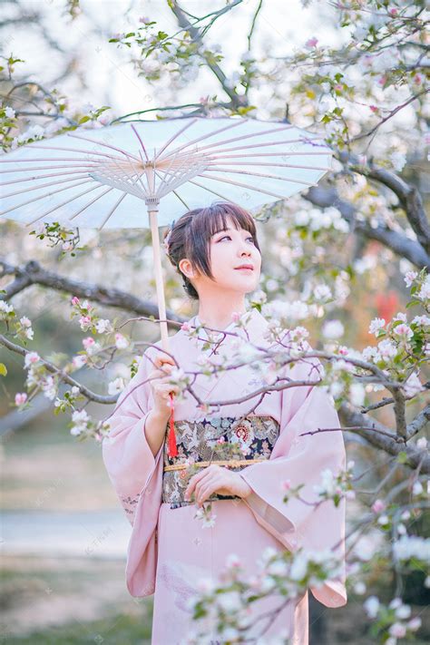 日系文艺人像白天和服少女户外海棠花树下打伞摄影图配图美女高清摄影大图-千库网