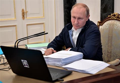 “直播连线”在即 俄总统普京阅读文件了解民众诉求