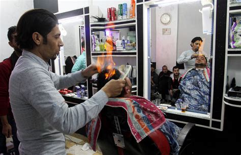 巴基斯坦理发师用火理发，场面壮观每天客人络绎不绝